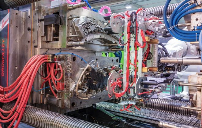 Presse 700 t hybrid molding EMI